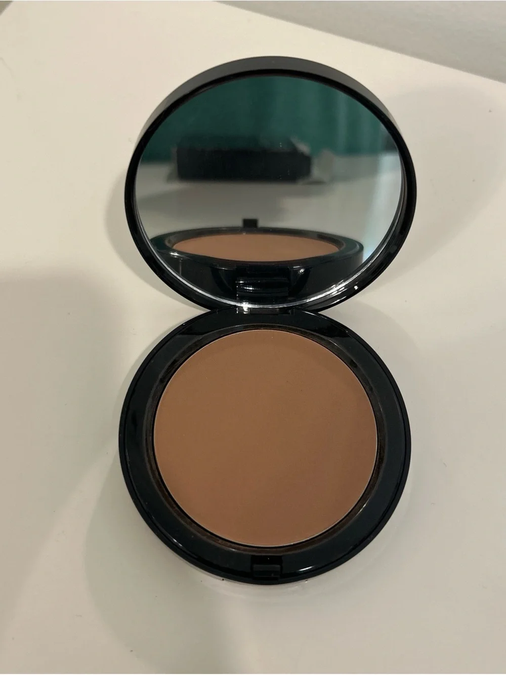 Bobbi Brown Bronzing Powder - Black Compact. Color-Natural